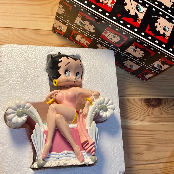 NEW BETTY BOOP SPECIAL EDITION MUSICAL MOVING BOX